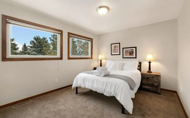 Peaceful Retro Retreat w/Stunning Lake Views!!