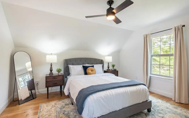 Luxuriously Lakeside by AvantStay | Lakefront Retreat