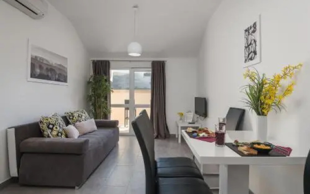Sky Apartments & Rooms