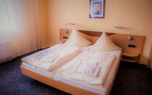 Warias Hotel & Restaurant