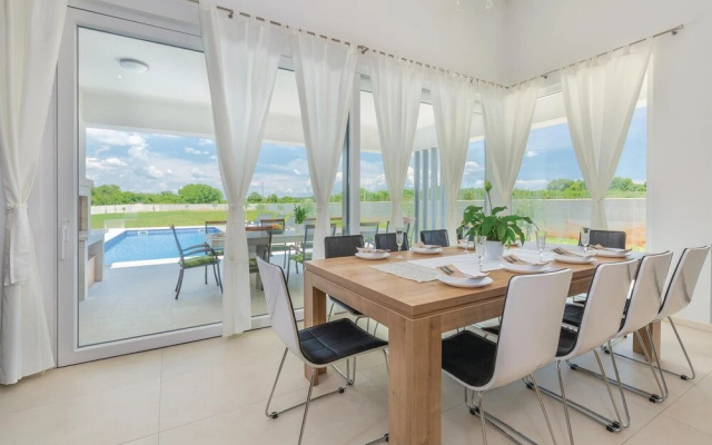 Stunning Home in Kujici With Sauna, Wifi and 5 Bedrooms