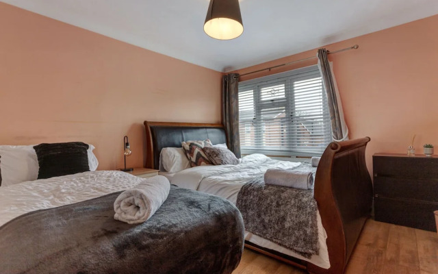 3-bed House, Sleeps 6, Free Parking,wifi