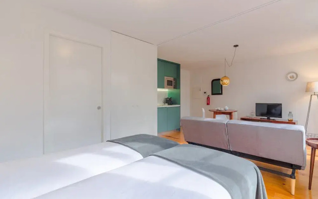 Modern Studio in Porto With Balcony