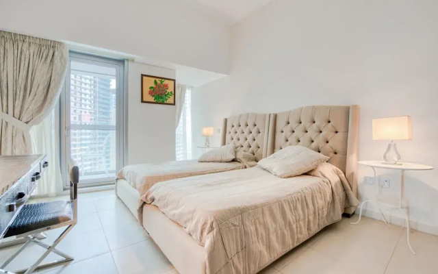 Cayan Tower by Raine & Horne Holiday Homes