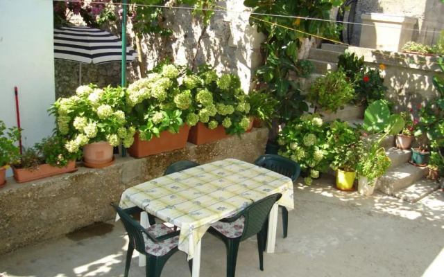 Holiday home Smi - 30 m from sea