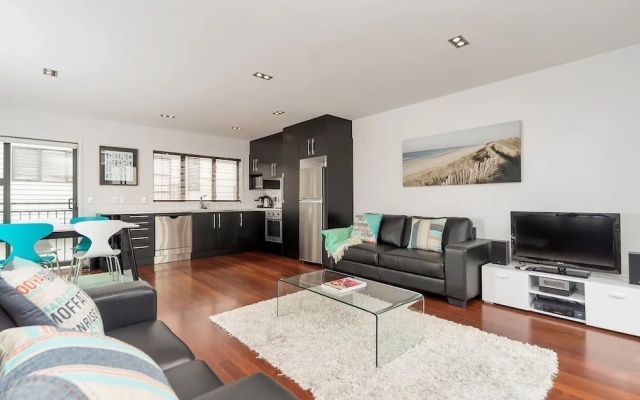 QV Modern 3 Level Sunny Townhouse - 640