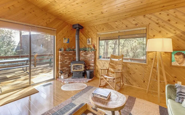 Idyllwild Cabin w/ Deck & Tahquitz Peak Views