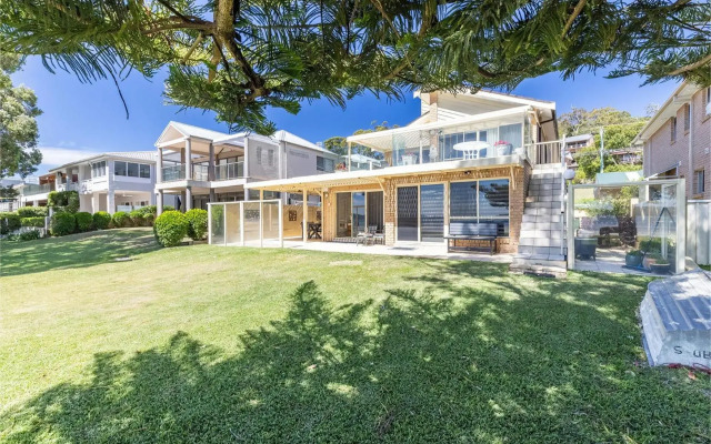 Sandy Beach House - Corlette Waterfront