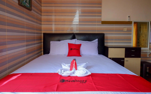 RedDoorz near Kendari Beach 2