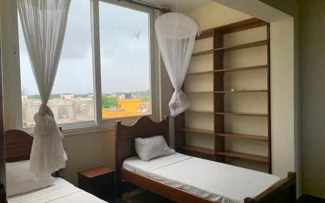 4 Bed Flat - Sleeps 8 - Pets - Pool - Parking
