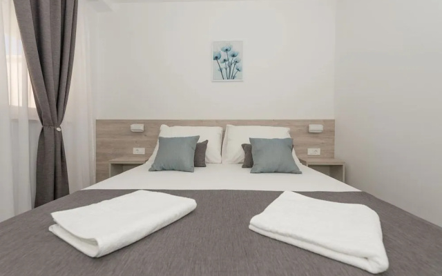 Makarska Beach Apartments Mara