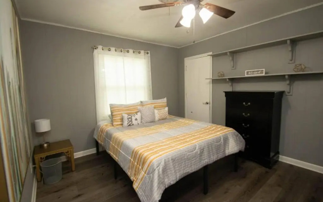 House - Sleeps 8 - Parking - Malls Close