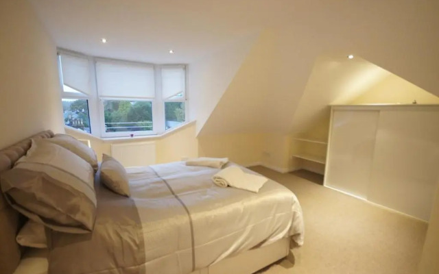 Modern, Cosy Apartment In Bearsden with Private Parking