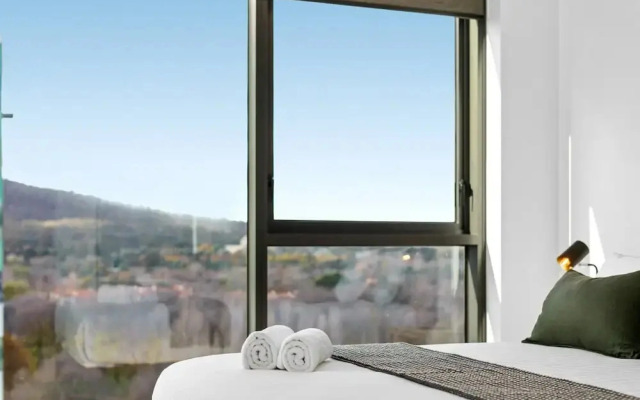 Central 2-bed With Gym, BBQ & Stunning Views