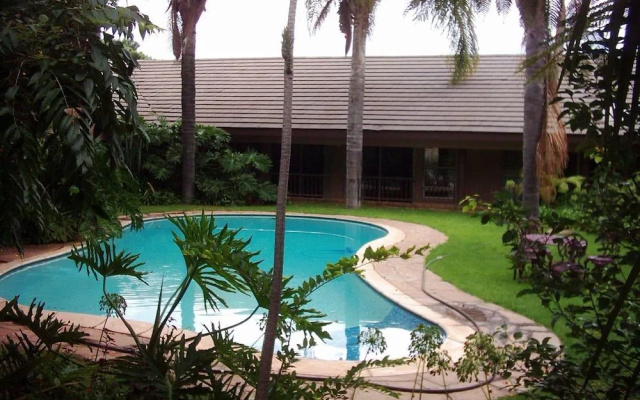 Col-John Hotel