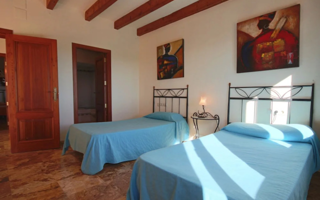 Private 4-bedroom Villa w/ Pool, Summer Kitchen & Expansive Living Space