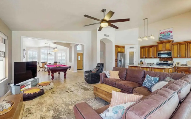 Private Pool, Yard & Pool Table! 'avondale Abode'