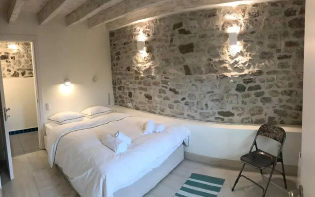 Footpath House / Ολόκληρο σπίτι στο Μεγάλο Χωριό