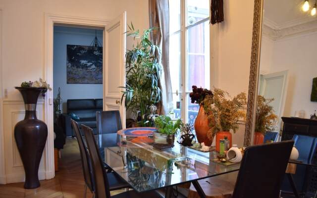 Апартаменты Charming 1 Bedroom Apartment in St Germain интерьер отеля