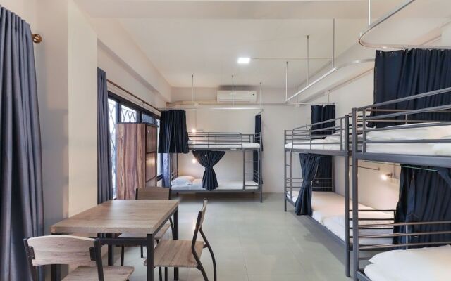 OYO 724 Green Light Cafe and Bed Hostel