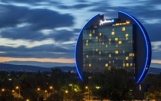 Отель Radisson Blu Hotel, Frankfurt Германия, Франкфурт-на-Майне - 3 отзыва об отеле, цены и фото номеров - забронировать отель Radisson Blu Hotel, Frankfurt онлайн вид на фасад