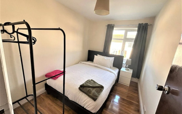 Large & Cozy 5-bed House in a Quiet Dagenham Area
