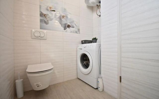 Bright and spacious apartment with grill ***