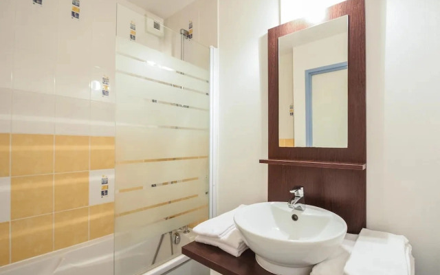 Family Apartment Near Marina