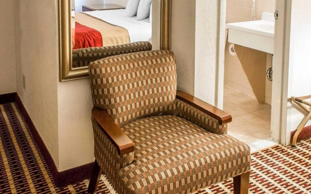 Econo Lodge Inn & Suites