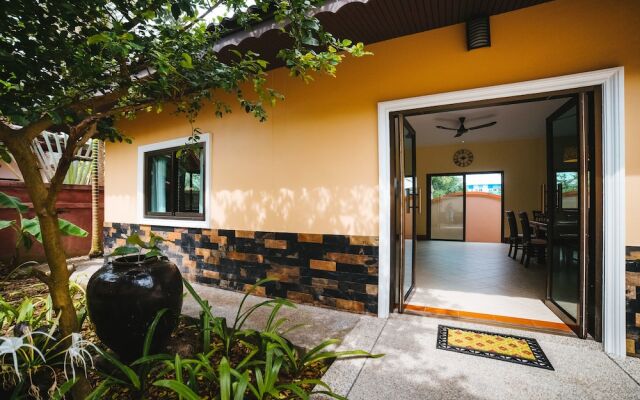 Отель Happy Family Villa 2 Таиланд, Бухта Чалонг - отзывы, цены и фото номеров - забронировать отель Happy Family Villa 2 онлайн вид на фасад
