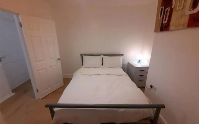 Apartment Sleeps 4 With Garden