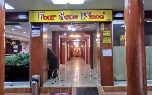 Отель Four Sons Place вид на фасад