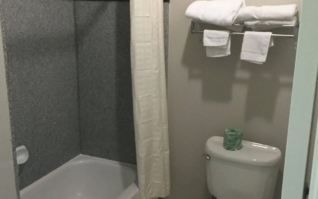 Camelot Inn & Suites Hobby/Gulf Freeway
