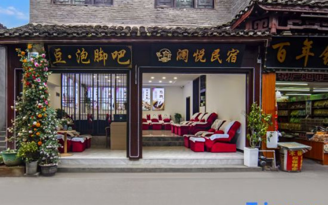 Phoenix Ancient City · Lanyue Near | Hidden Lane, Cloud Nest Elegant House (Nanhua Bridge Branch)