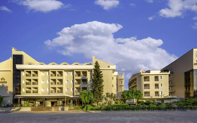 Julian Club Hotel вид на фасад