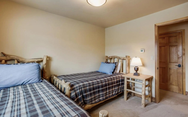 Friendly Fox Chalet 8 Bedroom Home by RedAwning