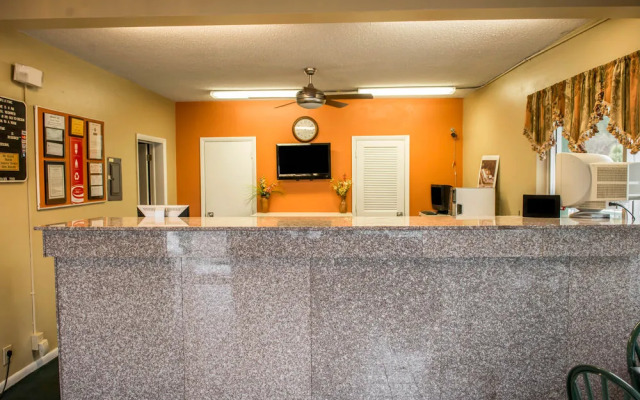 Econo Lodge North