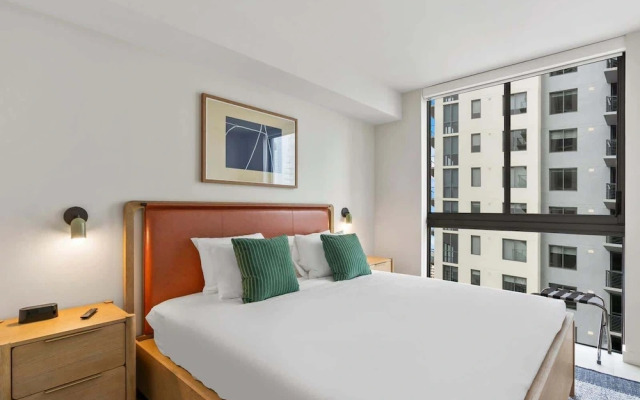 Prime Downtown w Skyline View