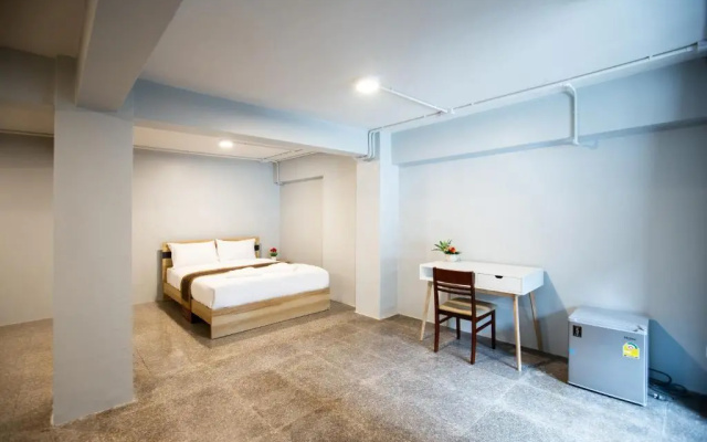 185@Surawong Residence