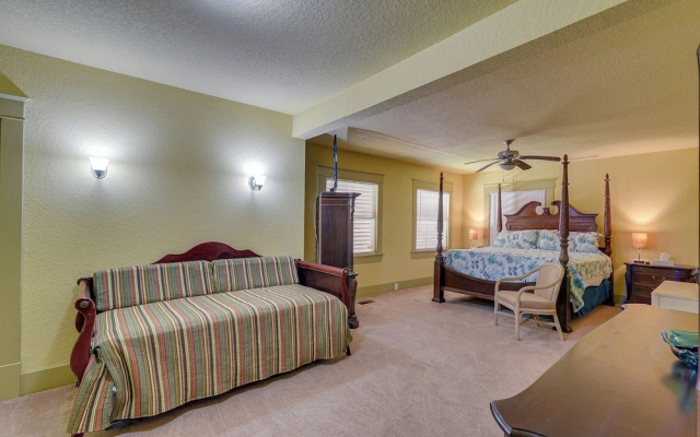 Central Galveston Home < 1 Mi to Beach!