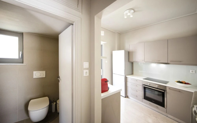Elegant and Airy Apartment One Stop from City Center by VillaRentalsgr