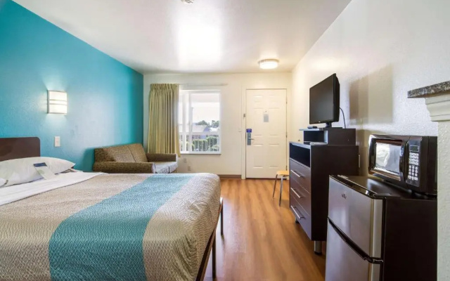 Motel 6 Portland, OR Mall 205