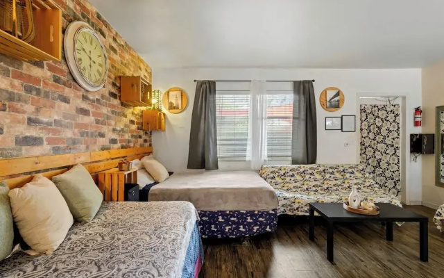 Hollywood 1BR Condo: Pets Allowed, BBQ & Parking
