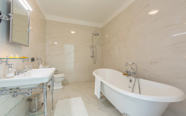 Beautiful 5 Bdrm Modern Penthouse