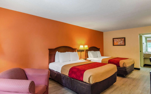 Econo Lodge Inn & Suites Gulfport Airport