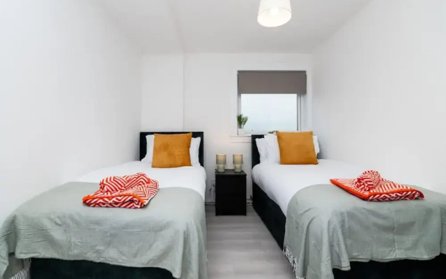 3 Bed House-free Parking-6beds