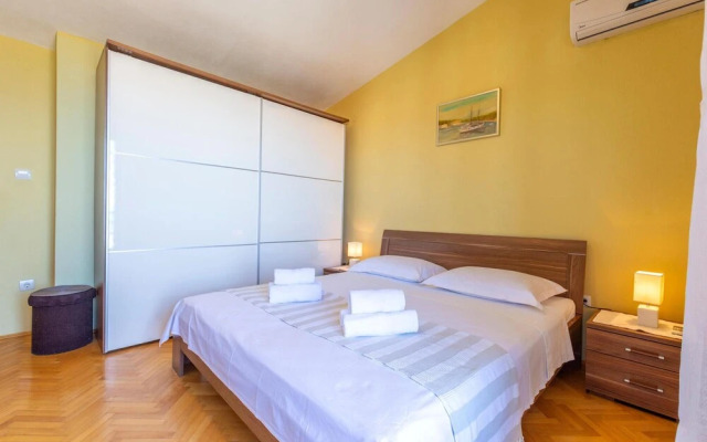 Beautiful Home in Makarska With Wifi and 4 Bedrooms