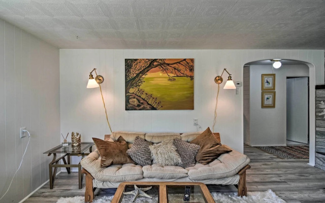 Stylish Dog-friendly Bungalow: Steps to Elk Lake