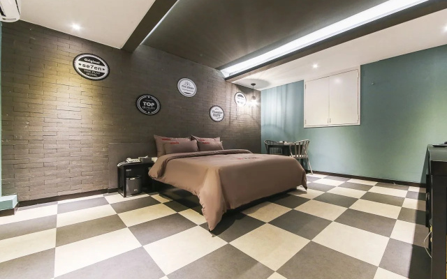 7th Street THE PLAY Hotel