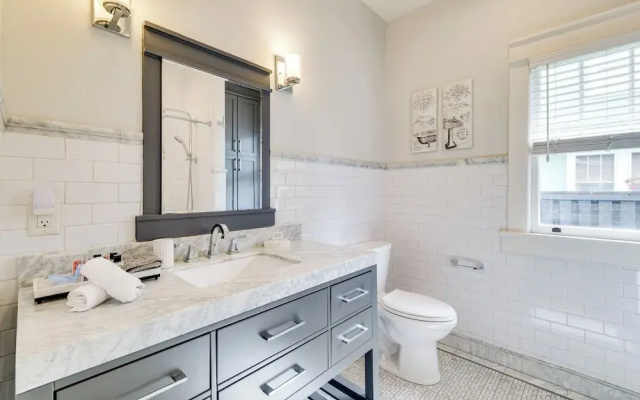 Renovated, Stylish Retreat w/ Patio in Lakeland!